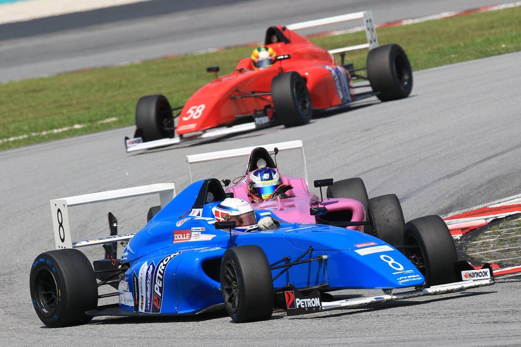 15 år i 5. gear følger Malthe's 2019-sæson helt tæt på. Her i F4 på Sepang-banen.
(Foto: Peter Lim)